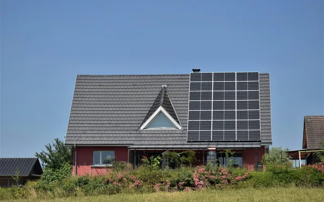 Auditeur énergétique examinant les plans d’un logement