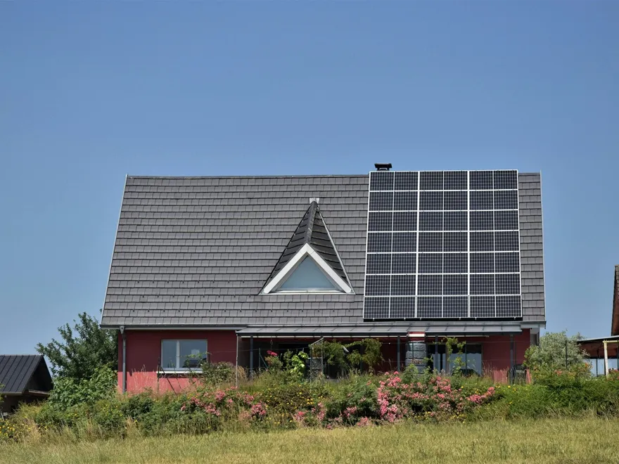 Auditeur énergétique examinant les plans d’un logement