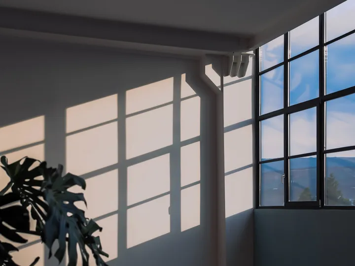 Intérieur lumineux d’un logement récent