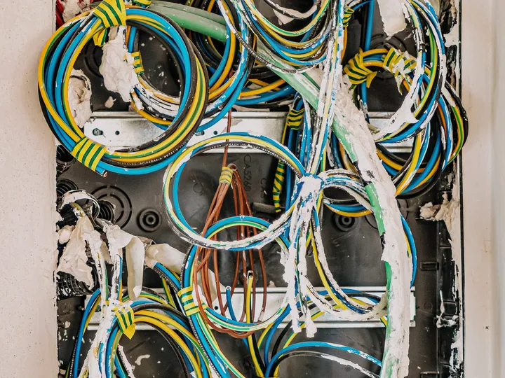 Électricien vérifiant un disjoncteur
