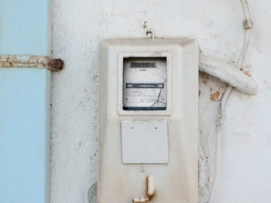 Tableau électrique d’un logement en cours de contrôle